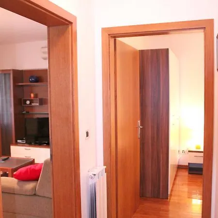Rona Una Appartement *